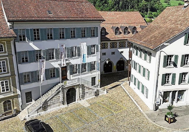 Die Sanierung des Rathauses und des Winkelgebäudes lief finanziell aus dem Ruder. Der Stadtrat entschuldigte sich an der Gmeind dafür.bild: philipp Muntwiler
