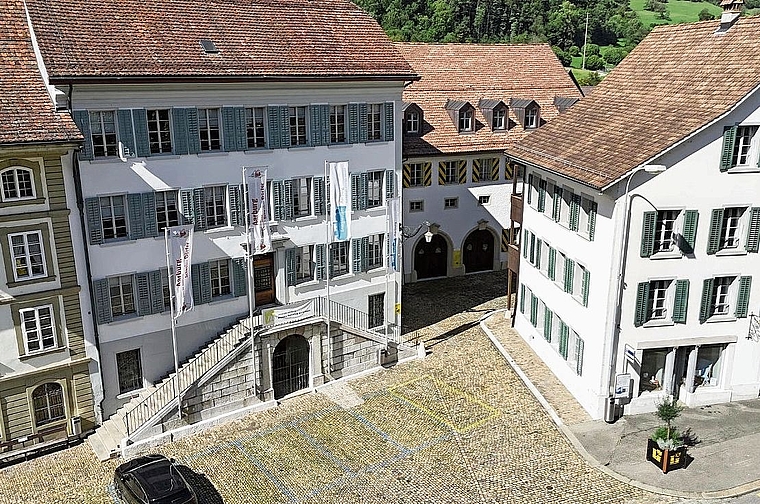 Die Sanierung des Rathauses und des Winkelgebäudes lief finanziell aus dem Ruder. Der Stadtrat entschuldigte sich an der Gmeind dafür.bild: philipp Muntwiler