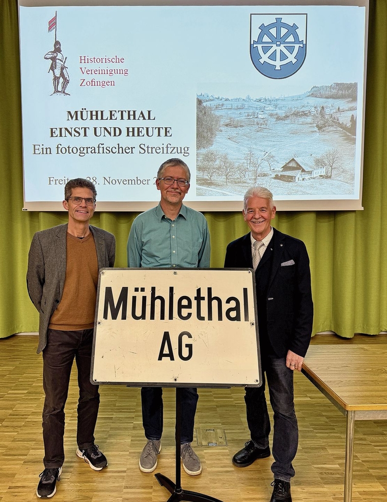 HVZ-Präsident Dominique Metzler und die Referenten Christian Roth und Bruno Graber mit dem bei einer Entrümpelungsaktion geretteten Ortsschild.Bild: zvg