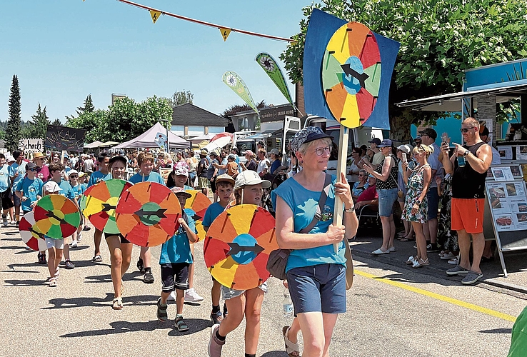 Diese Gruppe von Kindern hat ein Glücksrad mit vielen kleinen Preisen kreiert. Diese Gruppe von Kindern hat ein Glücksrad mit vielen kleinen Preisen kreiert.
