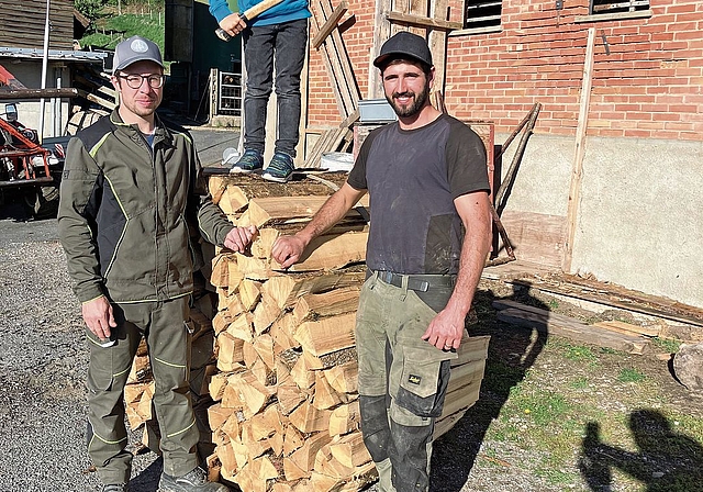 Freude über den Hauptgewinn (v. l.): Noah Röthlisberger, Vorstand Landwirtschaft Bezirk Zofingen, Gewinner Nicola Theiler und Jonas Glur, OK-Präsident des Landwirtschaftszelts an der Briga 2026.Bild: zvg
