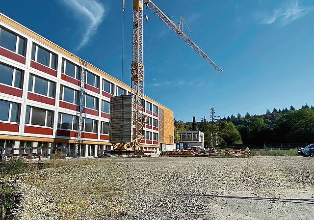 Aus der Baustelle wird ein Lebensraum: Rund um das neue Schulhaus entsteht ein vielfältig nutzbarer Aussenraum.Bild: zvg
