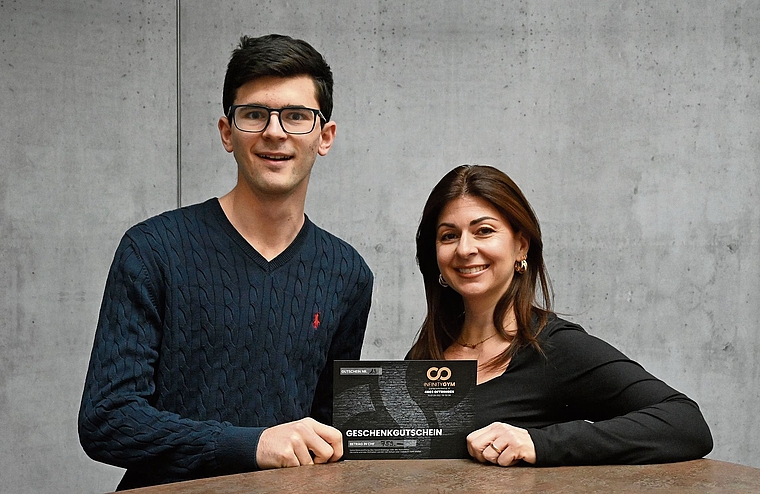 Nevio Lengyel durfte den Hauptpreis, ein Fitness-Abo von Infinity Gym, aus den Händen von Laura Mezzolla entgegennehmen.Bild: Thomas Fürst