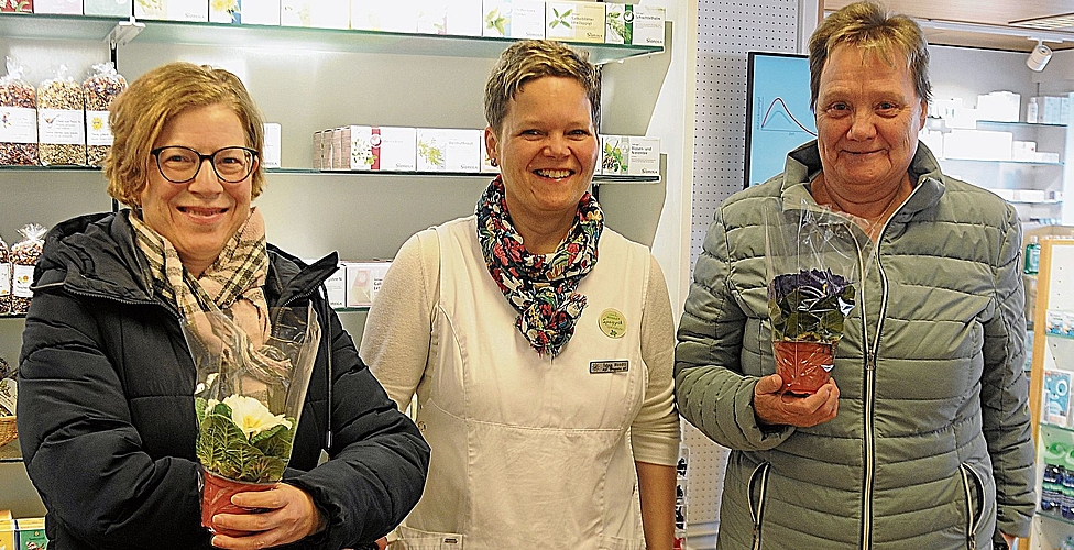 Ab ins Beet: Iris Bolliger (links) und Susanne Spielmann (rechts) freuen sich über die Primeli, die ihnen Drogerie-Inhaberin Sylvia Woodtli überreicht hat.Bilder; Beat Wyttenbach