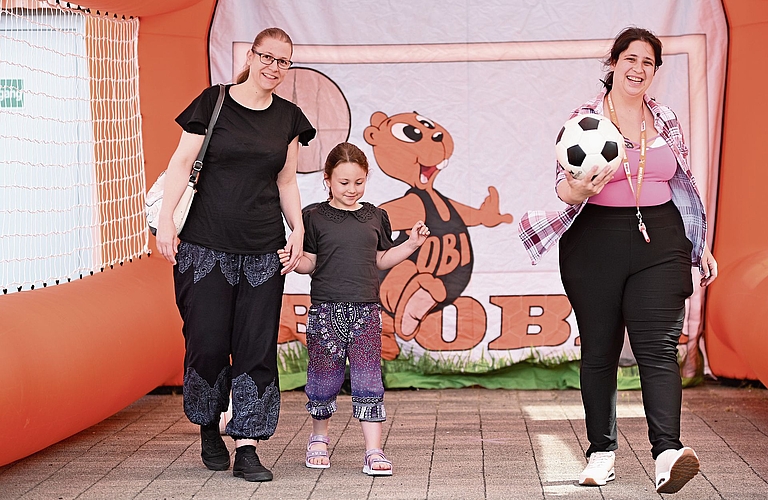 Beim Torwandschiessen zeigten Buben und Mädchen ihr Können.Bilder: Manuel Arnold