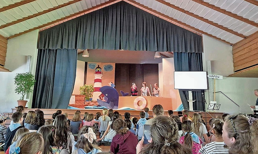 Gespannt lauschen alle dem Theaterstück.Bilder: Beat Maurer