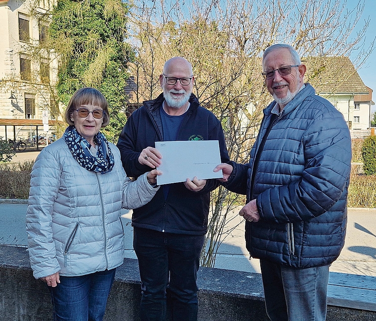Gemeindeammann Kurt Iseli erhält Kopien der Unterschriftenbögen, die Wolfgang und Hannelore Dietrich und ihr Team zusammengetragen haben.Bild: Denise Woodtli Ritschard
