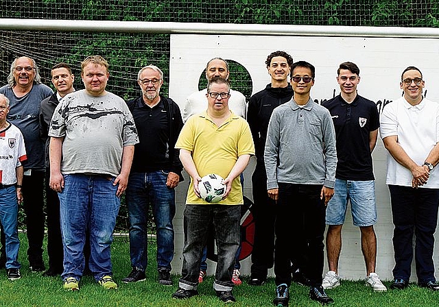 Vertreter des FC Aarau und der Stiftung azb stehen künftig noch enger zusammen.Bild: zvg
