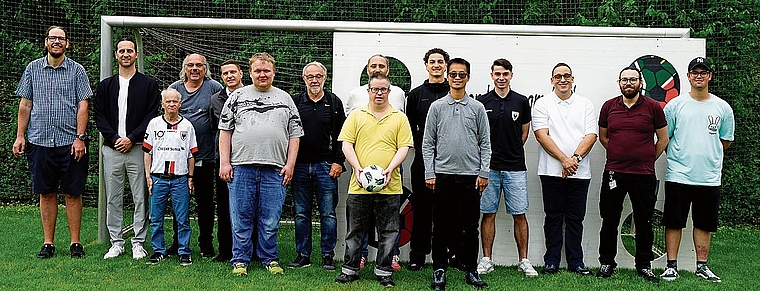 Vertreter des FC Aarau und der Stiftung azb stehen künftig noch enger zusammen.Bild: zvg