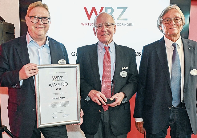Michael Pieper (Mitte) erhält den WRZ-Award 2026 von Vorgänger Toni  Negri (rechts) und WRZ-Präsident Peter Gehler überreicht.