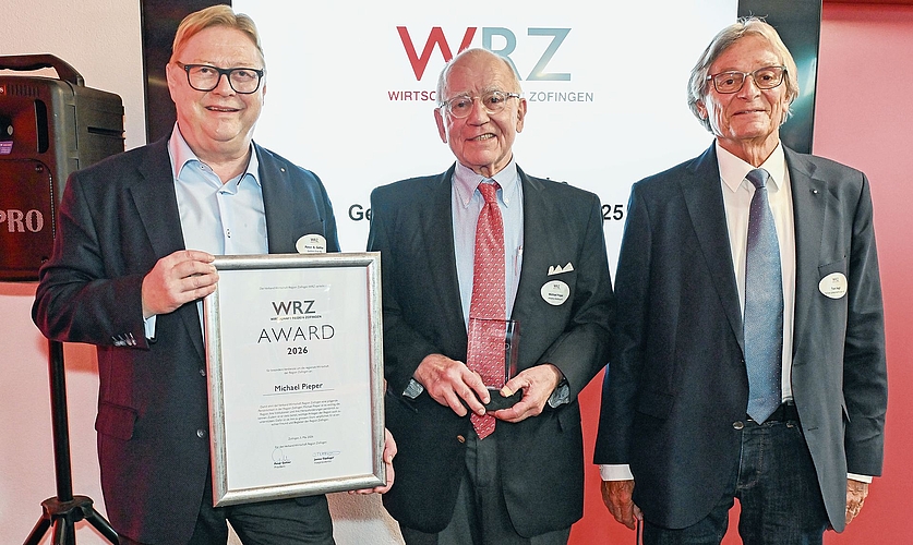 Michael Pieper (Mitte) erhält den WRZ-Award 2026 von Vorgänger Toni  Negri (rechts) und WRZ-Präsident Peter Gehler überreicht.