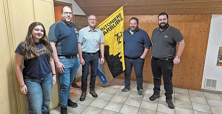 Sylvie Schmid, Martin Däster (neue Mitglieder), Reto Müller (scheidender Präsident), Martin Buchmüller (neues Ehrenmitglied), David Schulthess (neuer Vereinspräsident) (v.l.).