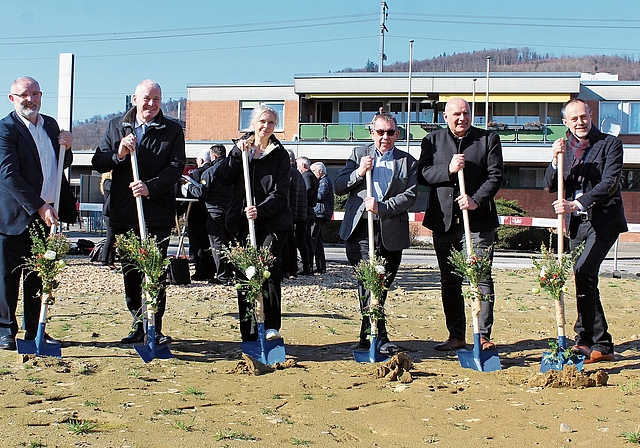 Den Spatenstich nahmen vor (v.l.): : Sirhan Sinani (Limmat Bus/Aargau Verkehr AG), Landammann Stephan Attiger, Viviane Hansen (SBB Immobilien), Vizegemeindepräsident Hans Rudolf Sägesser, Grossratspräsident Urs Plüss und Architekt Sandro Balliana