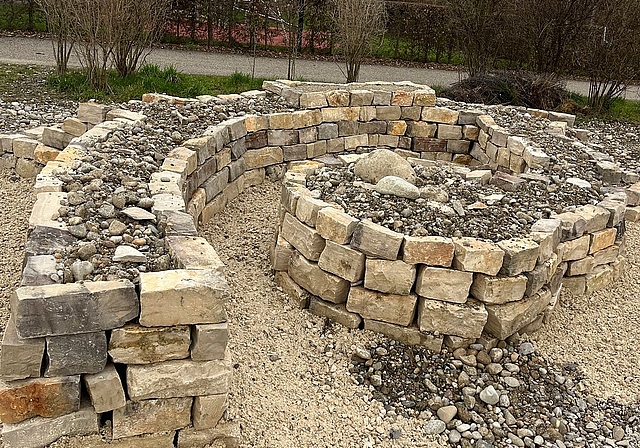 Die erneuerte Trockensteinmauer nach der Fertigstellung.Bilder: zvg