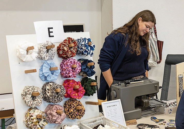 Auch Haarschmuck und kleine Accessoires gehörten zum vielseitigen Marktangebot. Auch Haarschmuck und kleine Accessoires gehörten zum vielseitigen Marktangebot.