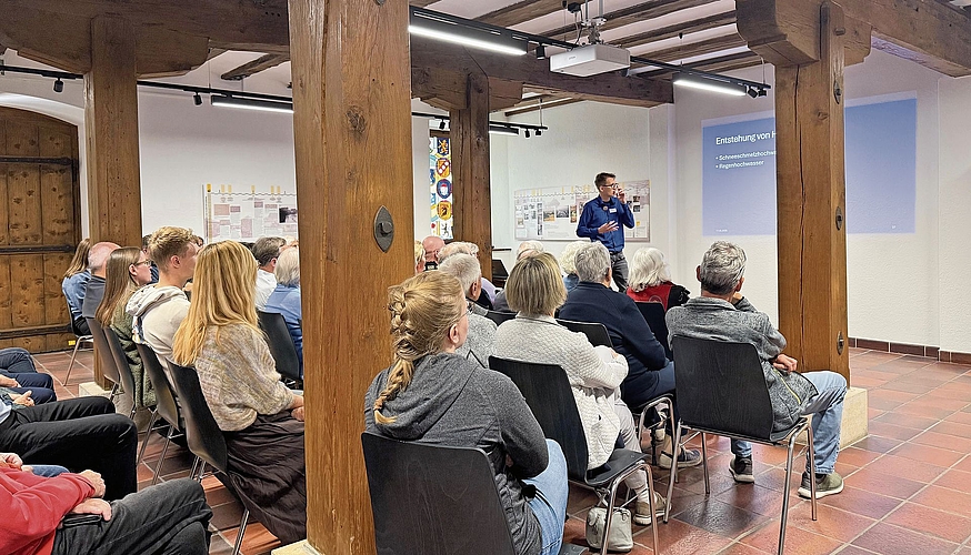 Der Historiker und Lehrer Aleksander Jauk während seines Referats zu Hochwassern in Aarburg.Bild: PG, Museum Aarburg Der Historiker und Lehrer Aleksander Jauk während seines Referats zu Hochwassern in Aarburg.Bild: PG, Museum Aarburg