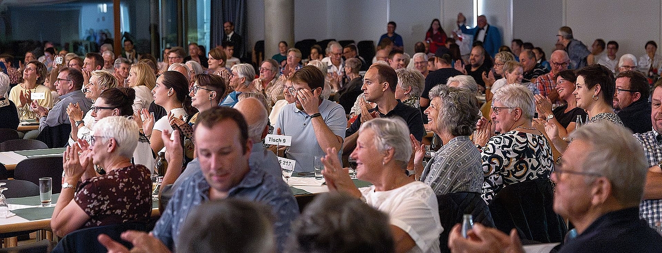 Das Publikum war von der Musik, der Enthüllung der Fahne und dem ganzen Ambiente völlig begeistert.Bilder: Regina Lüthi Das Publikum war von der Musik, der Enthüllung der Fahne und dem ganzen Ambiente völlig begeistert.Bilder: Regina Lüthi