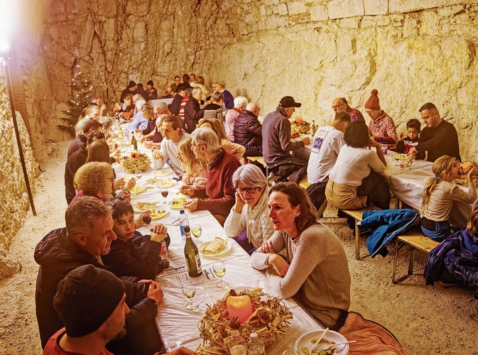 Blick in den Raclette-Keller auf der Festung.