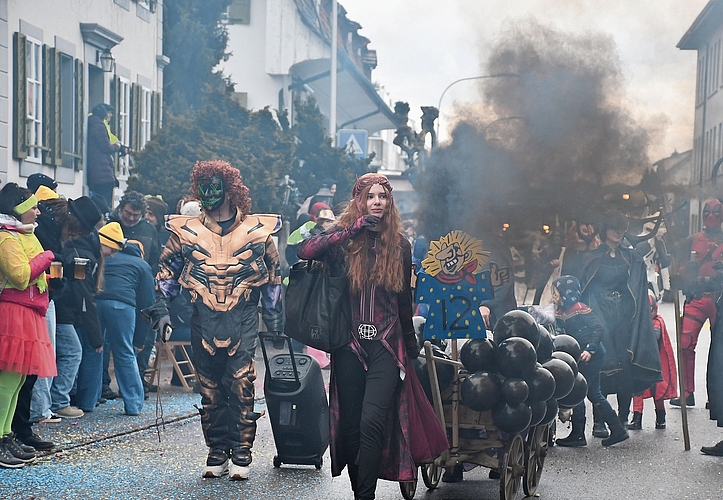 Superheldinnen und Superhelden zogen durch das Dorf.. Superheldinnen und Superhelden zogen durch das Dorf..