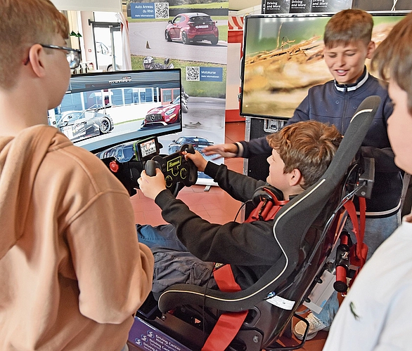 Der DTM-Rennsimulator zog vor allem Jugendliche in seinen Bann. Der DTM-Rennsimulator zog vor allem Jugendliche in seinen Bann.