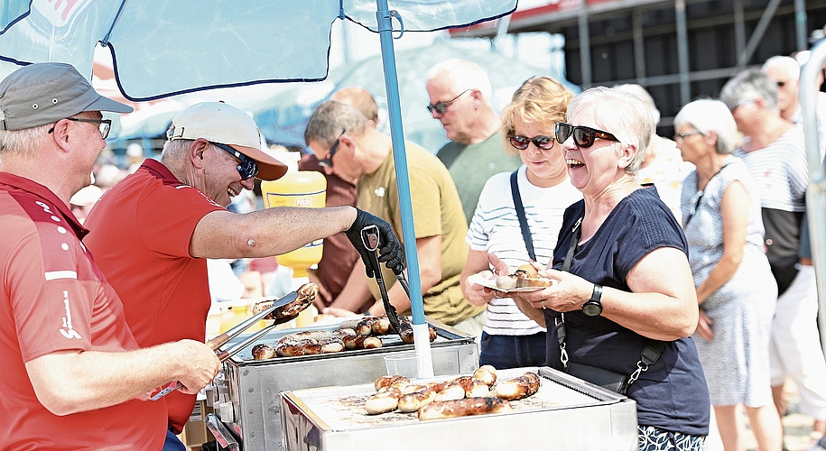 Die Mitglieder des Männerturnvereins standen am Grill. Die Mitglieder des Männerturnvereins standen am Grill.