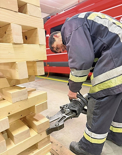 Die Feuerwehr bringt ein Riesen-Jenga ans Fest, an dem Kinder und Eltern gemeinsam werkeln können.Bild: zvg