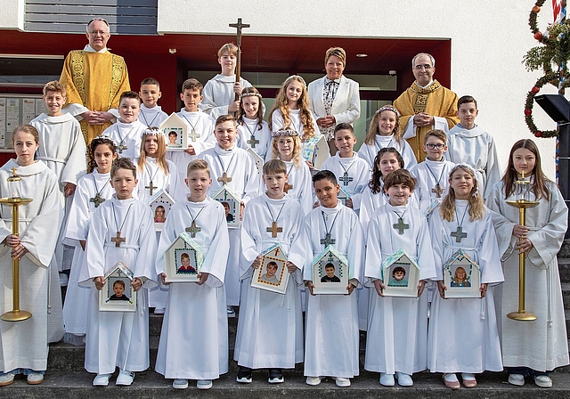 Reiden: Die 19 Erstkommunionkinder und Ministranten. In der obersten Reihe Diakon Daniel Unternährer (links), Katechetin Helene Bühler (2. von rechts) und Priester Markus Fellmann (rechts).