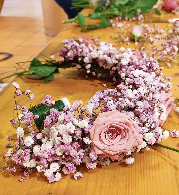 Im Spittelhof wird vor dem Kinderfest wunderschöner Blumenschmuck hergestellt.Bild: zvg