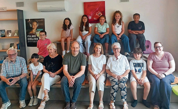 Ein Teil der Lesekinder mit ihren Lesementorinnen und Lesementoren beim Abschluss-Event im Juni.Bild: Barbara Zinniker