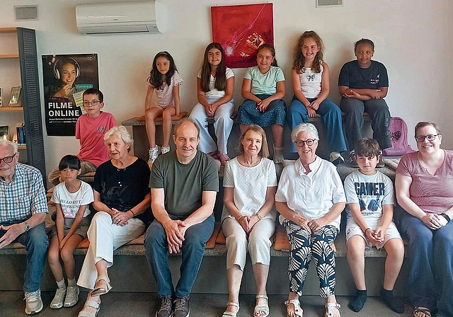 Ein Teil der Lesekinder mit ihren Lesementorinnen und Lesementoren beim Abschluss-Event im Juni.Bild: Barbara Zinniker