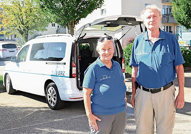 Iris Schär und Hans Martin Haldemann geniessen den Kontakt mit ihren Fahrgästen.bild: manuel Arnold