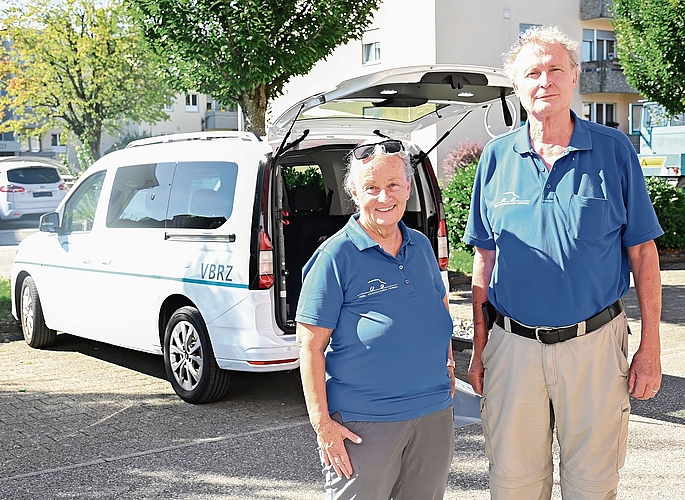 Iris Schär und Hans Martin Haldemann geniessen den Kontakt mit ihren Fahrgästen.bild: manuel Arnold Iris Schär und Hans Martin Haldemann geniessen den Kontakt mit ihren Fahrgästen.bild: manuel Arnold