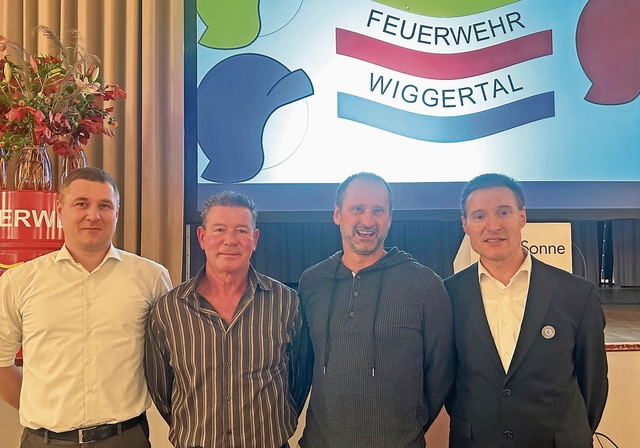 Der verabschiedete Kommandant-Stellvertreter Martin Lieb, Stefan Burkhalter (36 Dienstjahre), Rolf Bühlmann (20 Dienstjahre) und Kommandant Roland Röthlin (v.l.).Bild: zvg