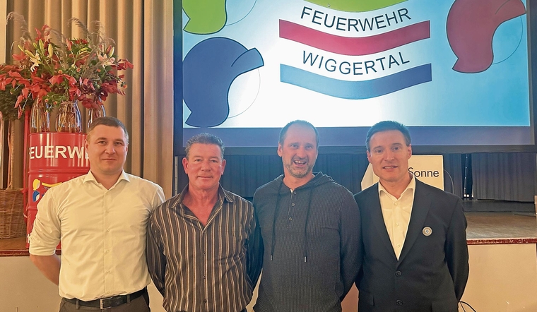 Der verabschiedete Kommandant-Stellvertreter Martin Lieb, Stefan Burkhalter (36 Dienstjahre), Rolf Bühlmann (20 Dienstjahre) und Kommandant Roland Röthlin (v.l.).Bild: zvg