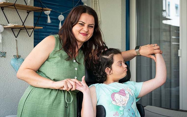 Mutter Eshurije Kastrati mit Tochter Kaltrina.Bild: Andrea Zahler
