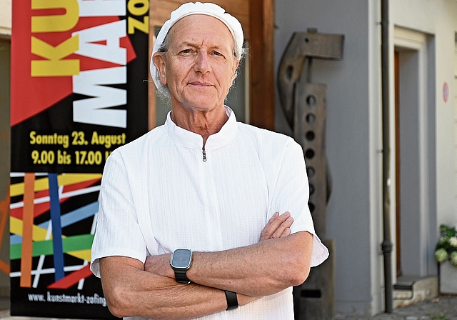 Pitsch Geissbühler vor dem «Hauptquartier» des Kunstmarktes, dem Galerie-Rahmenatelier.Bild: Manuel Arnold