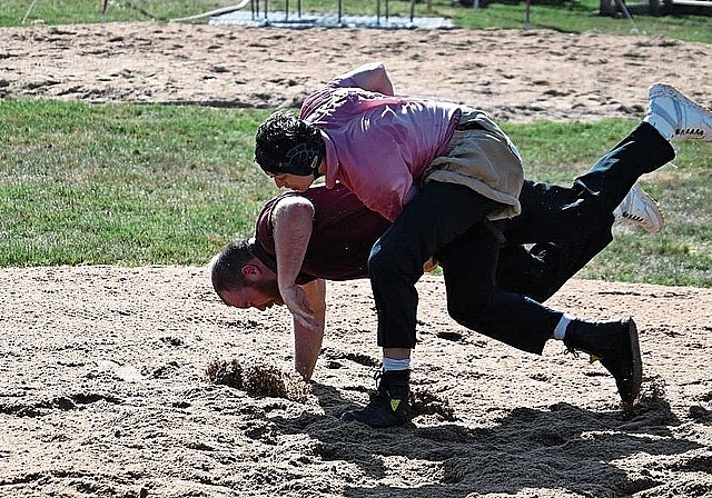 Grob Enea im Duell mit Lukas Suter, seinem Gegner im späteren Schlussgang.Bild: zvg