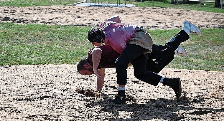 Grob Enea im Duell mit Lukas Suter, seinem Gegner im späteren Schlussgang.Bild: zvg