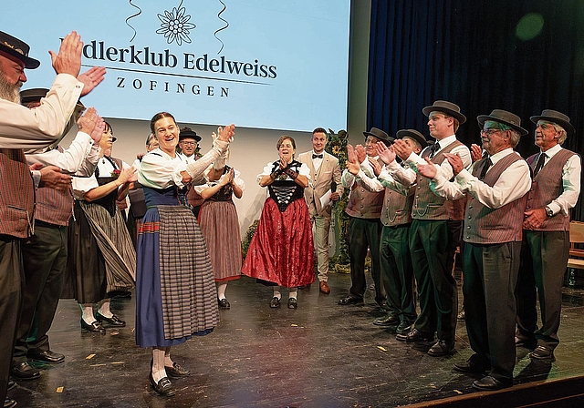 Auch Aufwärmen will gelernt sein und macht sichtlich Spass.Bilder: Patrick Lüthi