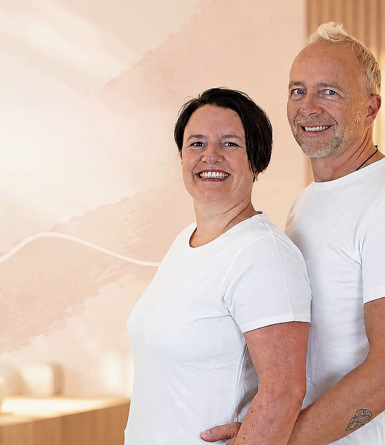 Die «Schmerzversteher» Andrea Zulauf und Sandro S. Aeschbach freuen sich auf viele Begegnungen an der Neueröffnung.Bild: zvg