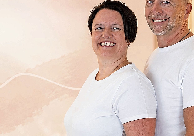 Die «Schmerzversteher» Andrea Zulauf und Sandro S. Aeschbach freuen sich auf viele Begegnungen an der Neueröffnung.Bild: zvg