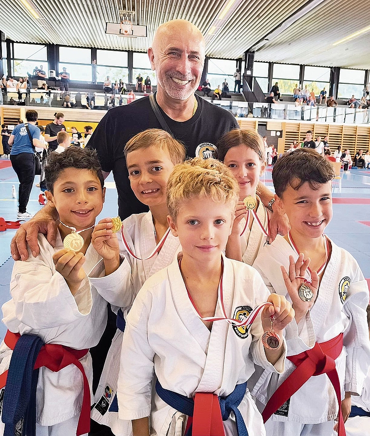 Die strahlenden Karateka mit ihrem Trainer Dusko Stakic.Bild: zvg