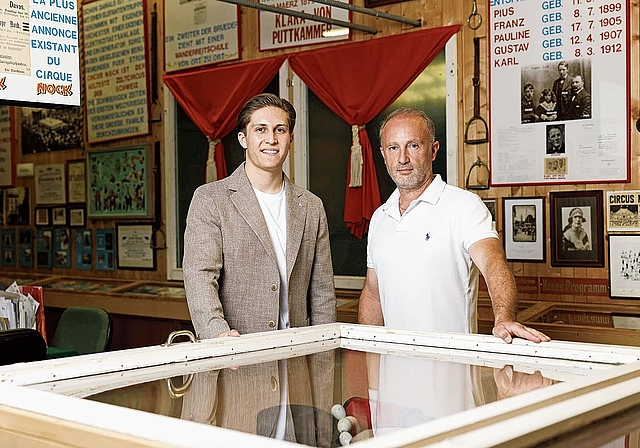 Brandon Nock (links) und sein Vater René Bügler hatten schon länger das Comeback des Traditionszirkus im Kopf.Bild: Severin Bigler