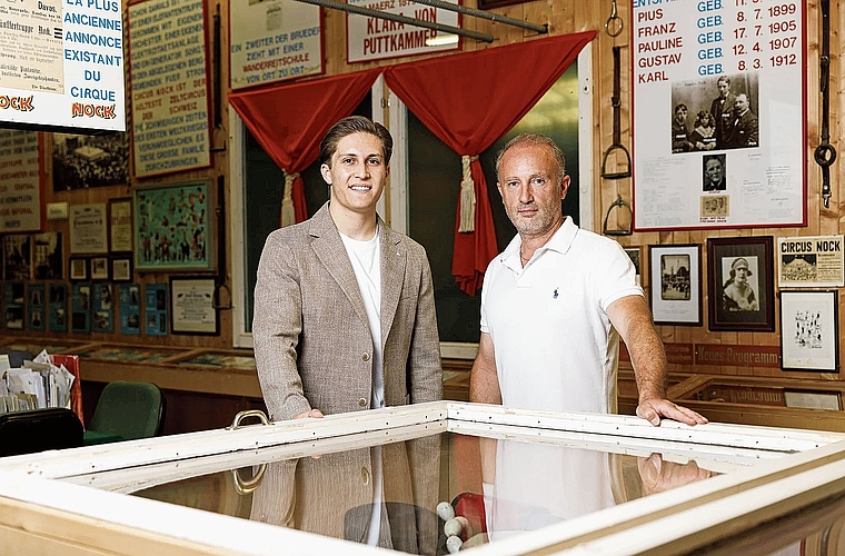 Brandon Nock (links) und sein Vater René Bügler hatten schon länger das Comeback des Traditionszirkus im Kopf.Bild: Severin Bigler