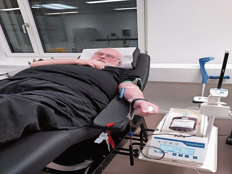 Chris Hänni beim Blutspenden.Bild: zvg