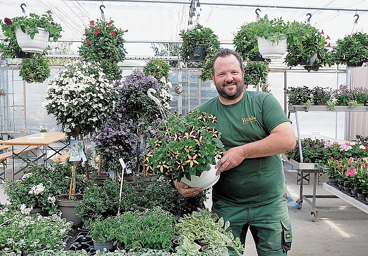 André Bühler präsentiert eine Hängepetunie.Bilder: Beat Wyttenbach