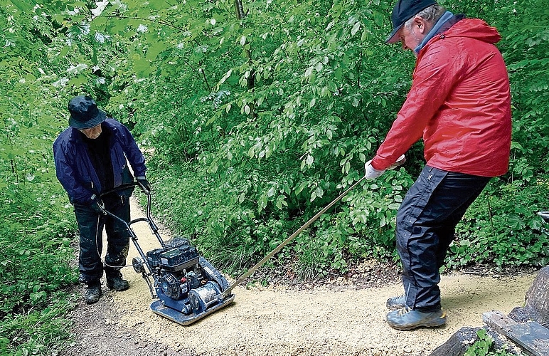 Um das Sturzrisiko zu minimieren wurden einige Wege neu gemergelt. Dabei kam der von einem Rothrister Ehepaar gesponserte Plattenvibrator zum Zuge.Bild: Bruno Muntwyler