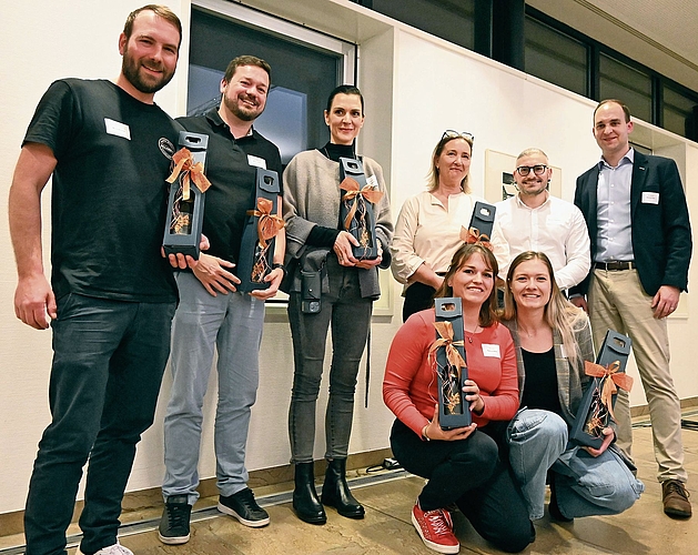 In den Gewerbeverein aufgenommen (hinten v.l.): Micha Bhend (Bhend Architektur AG), Marc Hilfiker (Luxattic GmbH), Jeannine Fazlija (Cleaness Facility AG), Mariann Ebeling und Moreno Paganessi (ista swiss ag), GVO-Präsident Matthias Frei, sowie (vorne v.l.): Patricia Aloisi (TRVLbits GmbH) und Annalena Bürki (Perry Center).Bilder: Thomas Fürst