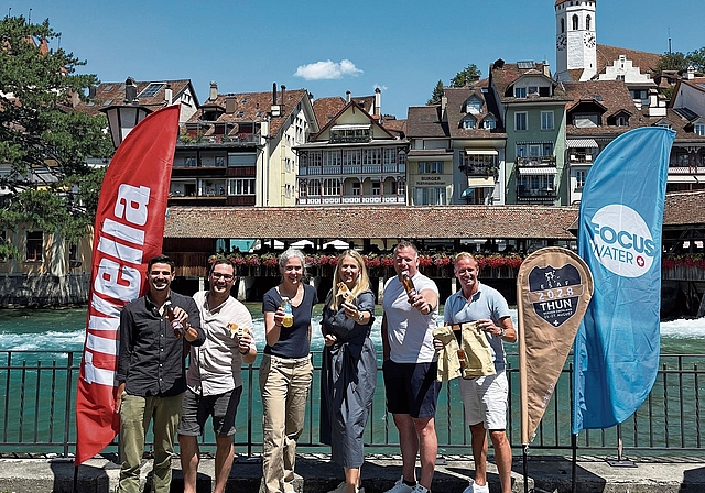 Gemeinsam wird auf die Kranzpartnerschaft angestossen.Bild: zvg