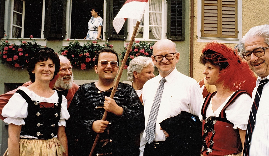 Bundespräsident Alphons Egli (mit grauer Krawatte) stattete der Stadtkompanie 1986 beim Festakt in Sempach einen Besuch ab.Bilder: zvG